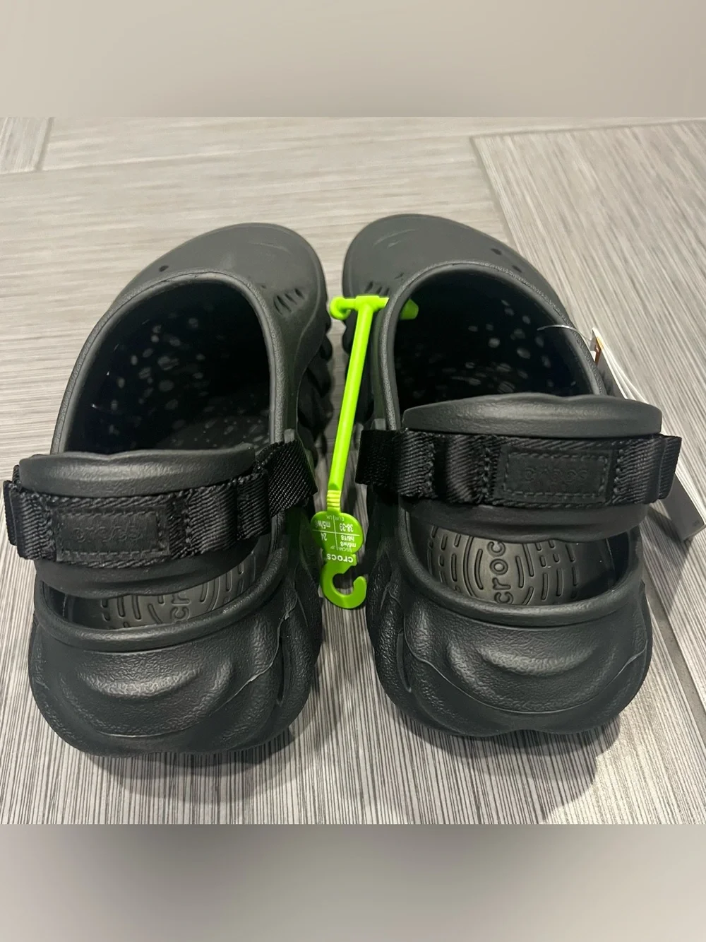 CROCS Men6/womens8 Black echo clog